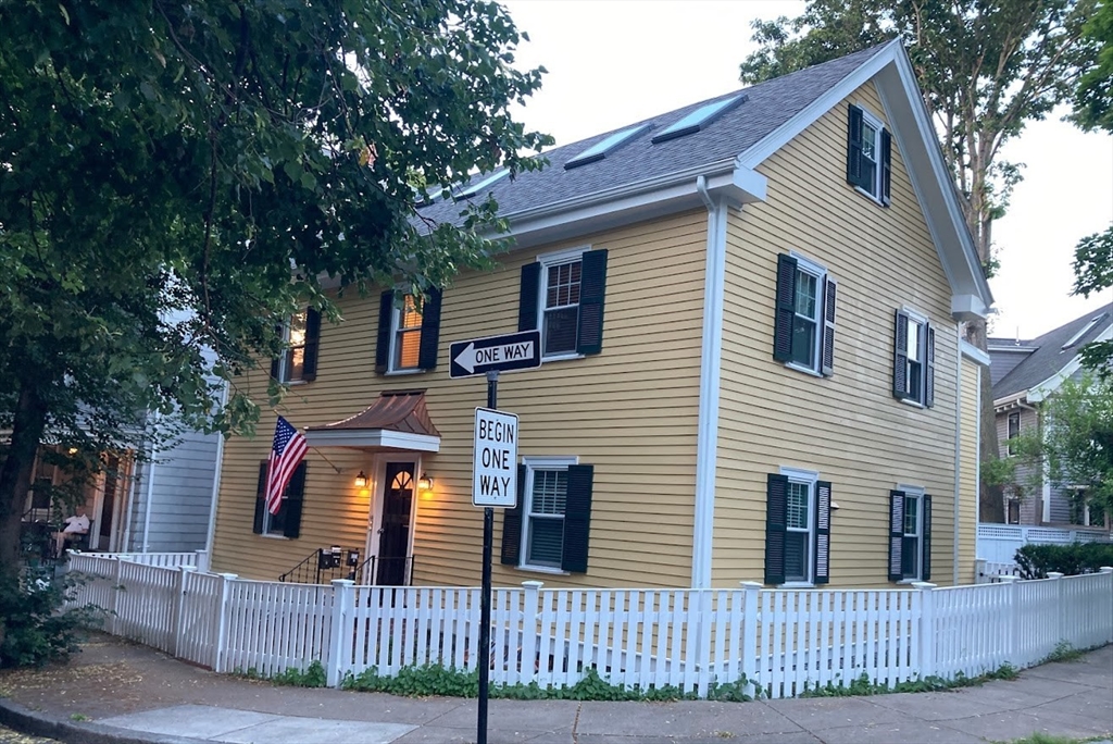 7 Perry St, Brookline, Massachusetts, 2 Bedrooms Bedrooms, 3 Rooms Rooms,1 BathroomBathrooms,Residential Lease,For Rent,Perry St,73511868