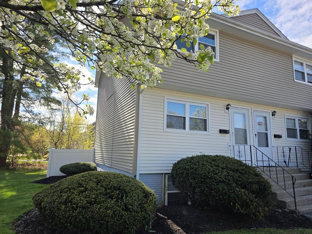 174 Pine Street, Holbrook, Massachusetts, 2 Bedrooms Bedrooms, 5 Rooms Rooms,1 BathroomBathrooms,Residential Lease,For Rent,Pine Street,73511893