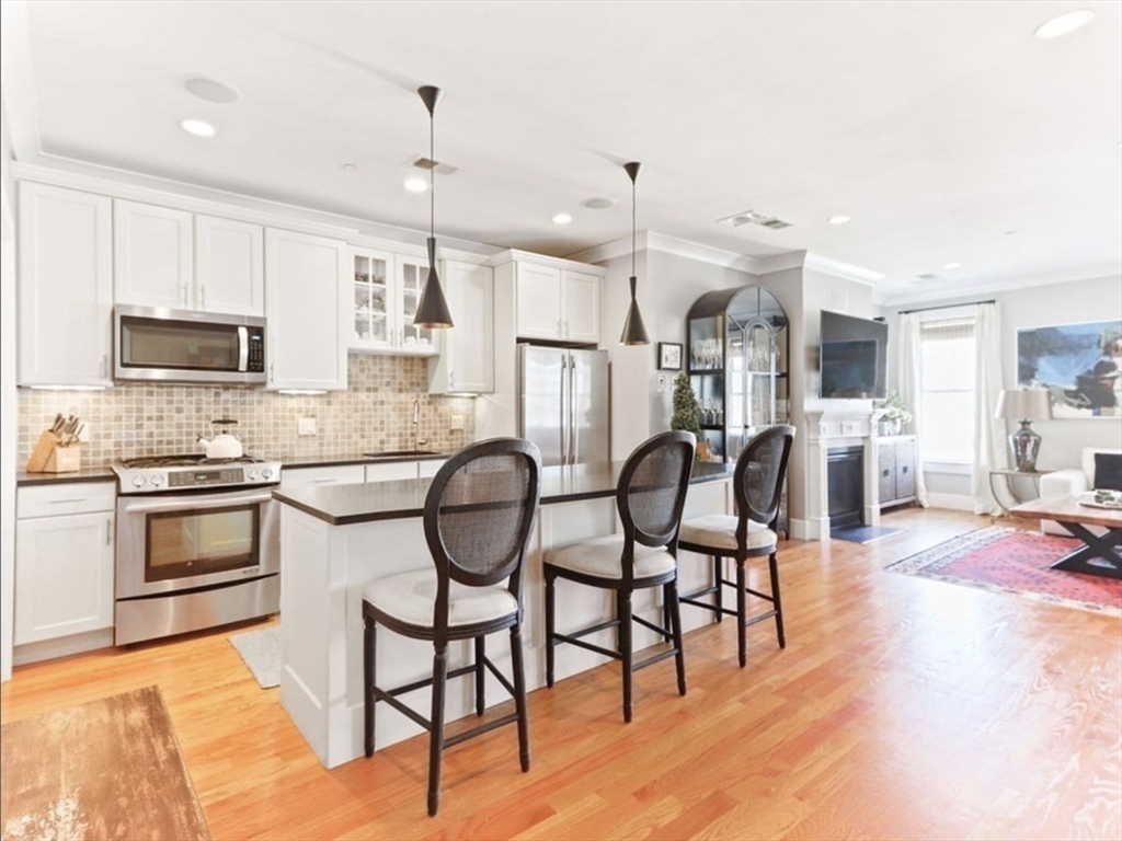 525 E 7th St, Boston, Massachusetts, 2 Bedrooms Bedrooms, 4 Rooms Rooms,2 BathroomsBathrooms,Residential Lease,For Rent,E 7th St,73504487