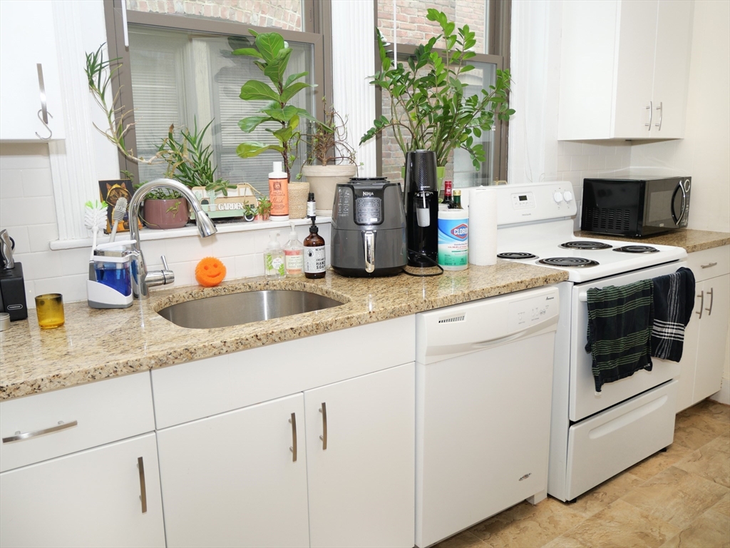 1390 Beacon, Brookline, Massachusetts, 1 Bedroom Bedrooms, 2 Rooms Rooms,1 BathroomBathrooms,Residential Lease,For Rent,Beacon,73468045