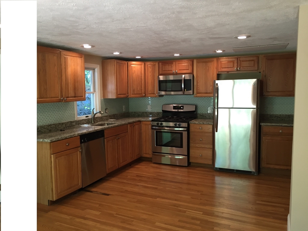 31 Pine St., Dedham, Massachusetts, 2 Bedrooms Bedrooms, 4 Rooms Rooms,1 BathroomBathrooms,Residential Lease,For Rent,Pine St.,73512059