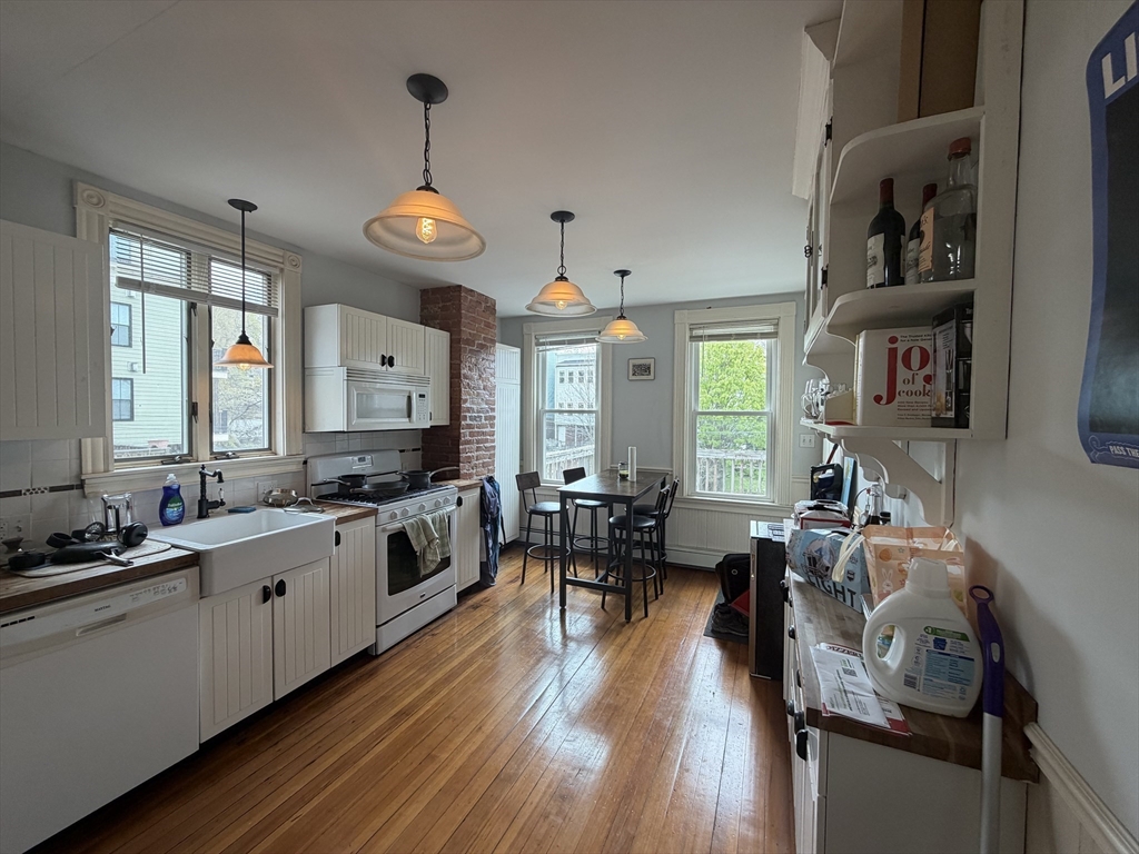 703 E 2nd St, Boston, Massachusetts, 3 Bedrooms Bedrooms, 5 Rooms Rooms,1 BathroomBathrooms,Residential Lease,For Rent,E 2nd St,73512070