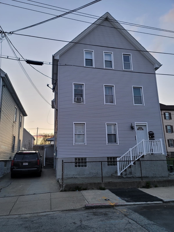 27 Bourne St, New Bedford, Massachusetts, 6 Bedrooms Bedrooms, 15 Rooms Rooms,3 BathroomsBathrooms,Residential Income,For Sale,Bourne St,73511996