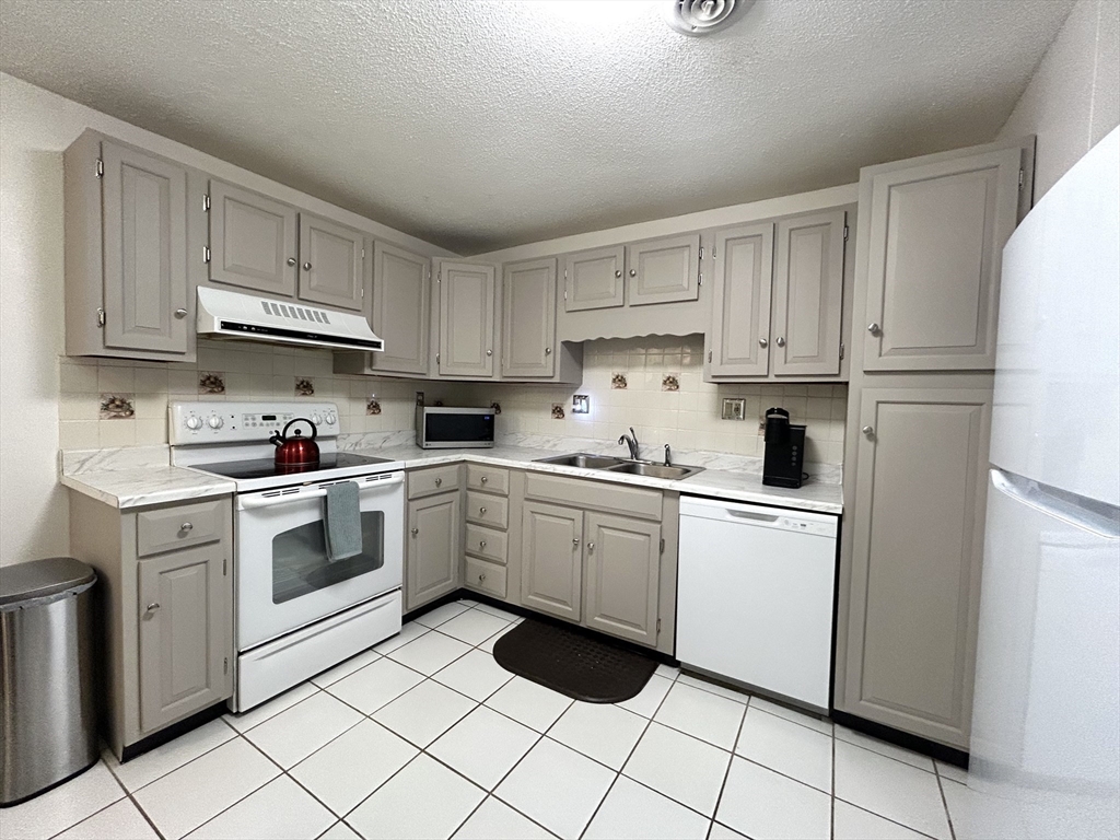 15 Thompson Dr, Randolph, Massachusetts, 2 Bedrooms Bedrooms, 4 Rooms Rooms,1 BathroomBathrooms,Residential Lease,For Rent,Thompson Dr,73512000