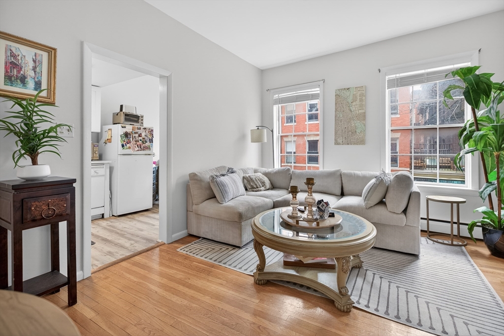 64 W Cedar St, Boston, Massachusetts, 2 Bedrooms Bedrooms, 4 Rooms Rooms,1 BathroomBathrooms,Residential,For Sale,W Cedar St,73512001