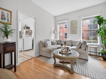 64 W Cedar St, Boston, Massachusetts, 2 Bedrooms Bedrooms, 4 Rooms Rooms,1 BathroomBathrooms,Residential,For Sale,W Cedar St,73512001