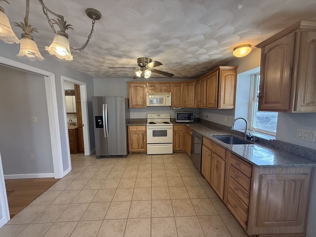 525 Proctor Ave, Revere, Massachusetts, 2 Bedrooms Bedrooms, 3 Rooms Rooms,1 BathroomBathrooms,Residential Lease,For Rent,Proctor Ave,73512012