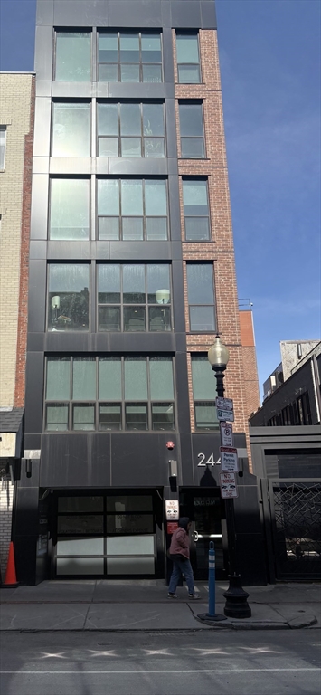 244 Hanover, Boston, Massachusetts, 2 Bedrooms Bedrooms, 6 Rooms Rooms,2 BathroomsBathrooms,Residential Lease,For Rent,Hanover,73512100