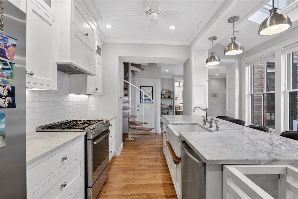 15 Mt. Vernon St., Boston, Massachusetts, 2 Bedrooms Bedrooms, 5 Rooms Rooms,1.5 BathroomsBathrooms,Residential Lease,For Rent,Mt. Vernon St.,73501292