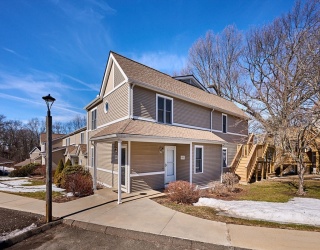 61 Abbey Memorial Dr, Chicopee, Massachusetts, 2 Bedrooms Bedrooms, 5 Rooms Rooms,2 BathroomsBathrooms,Residential,For Sale,Abbey Memorial Dr,73484772
