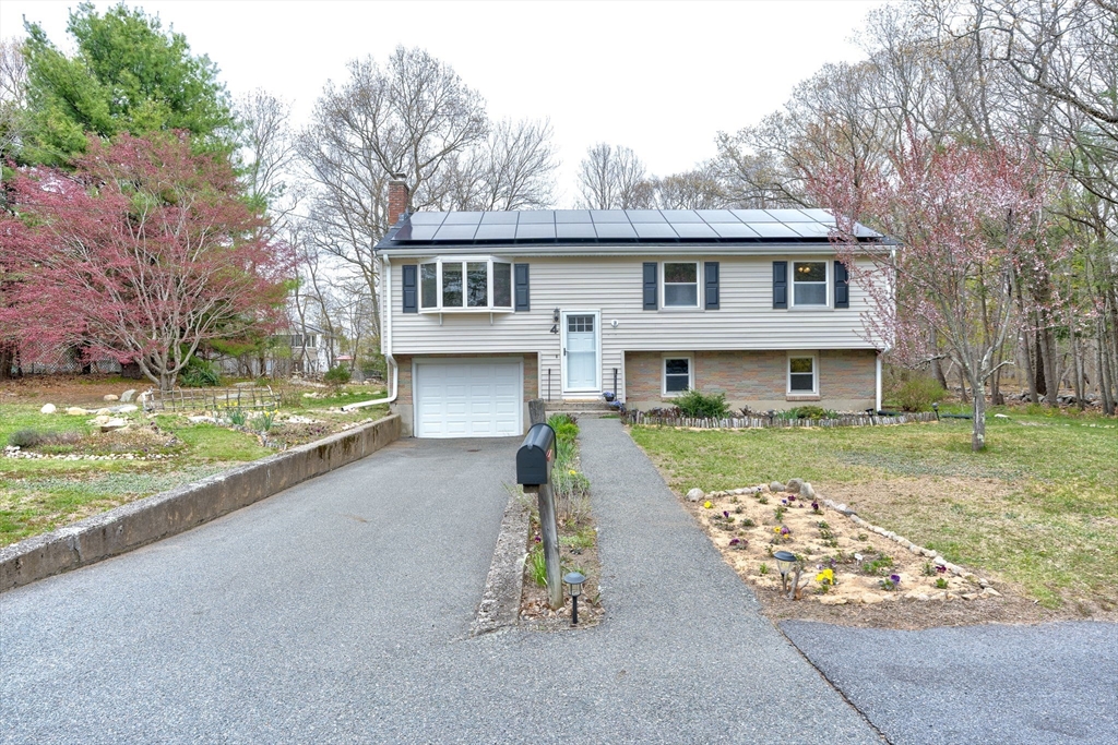 4 Park Dr, Holbrook, Massachusetts, 4 Bedrooms Bedrooms, 9 Rooms Rooms,1.5 BathroomsBathrooms,Residential,For Sale,Park Dr,73512197