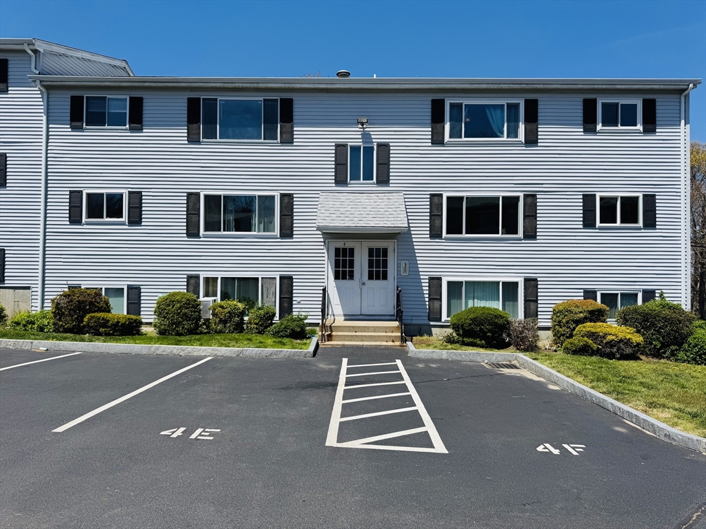 5455 N Main St, Fall River, Massachusetts, 2 Bedrooms Bedrooms, 4 Rooms Rooms,1 BathroomBathrooms,Residential,For Sale,N Main St,73512461
