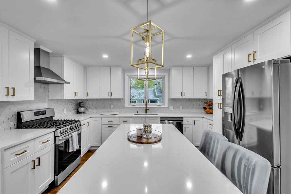7 Corey Rd, Marlborough, Massachusetts, 4 Bedrooms Bedrooms, 8 Rooms Rooms,3 BathroomsBathrooms,Residential,For Sale,Corey Rd,73512265