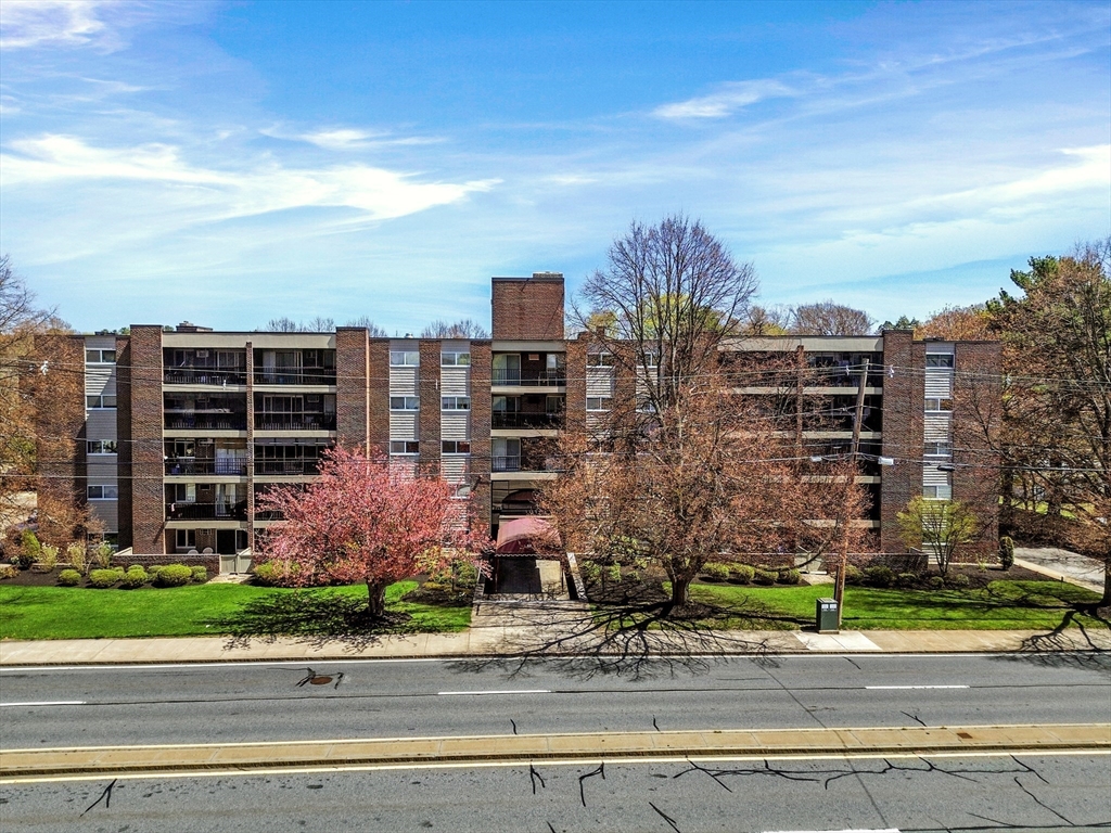 68 Main St, Stoneham, Massachusetts, 2 Bedrooms Bedrooms, 5 Rooms Rooms,1 BathroomBathrooms,Residential,For Sale,Main St,73512277