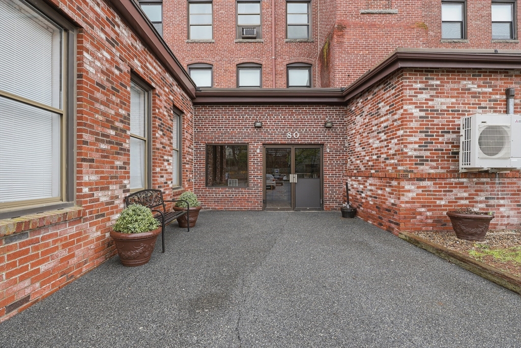80 Foster Street, Peabody, Massachusetts, 1 Bedroom Bedrooms, 3 Rooms Rooms,1 BathroomBathrooms,Residential,For Sale,Foster Street,73512224