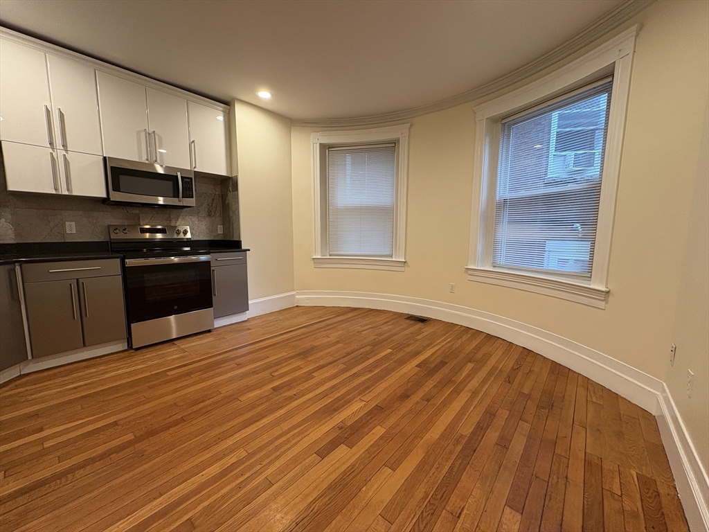 191 Winthrop Rd, Brookline, Massachusetts, 4 Bedrooms Bedrooms, 6 Rooms Rooms,2 BathroomsBathrooms,Residential Lease,For Rent,Winthrop Rd,73451643