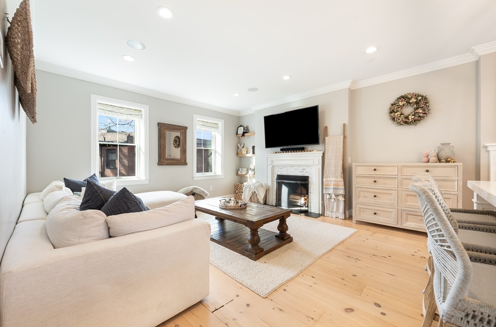117 Baldwin Street, Boston, Massachusetts, 4 Bedrooms Bedrooms, 8 Rooms Rooms,3.5 BathroomsBathrooms,Residential,For Sale,Baldwin Street,73490466