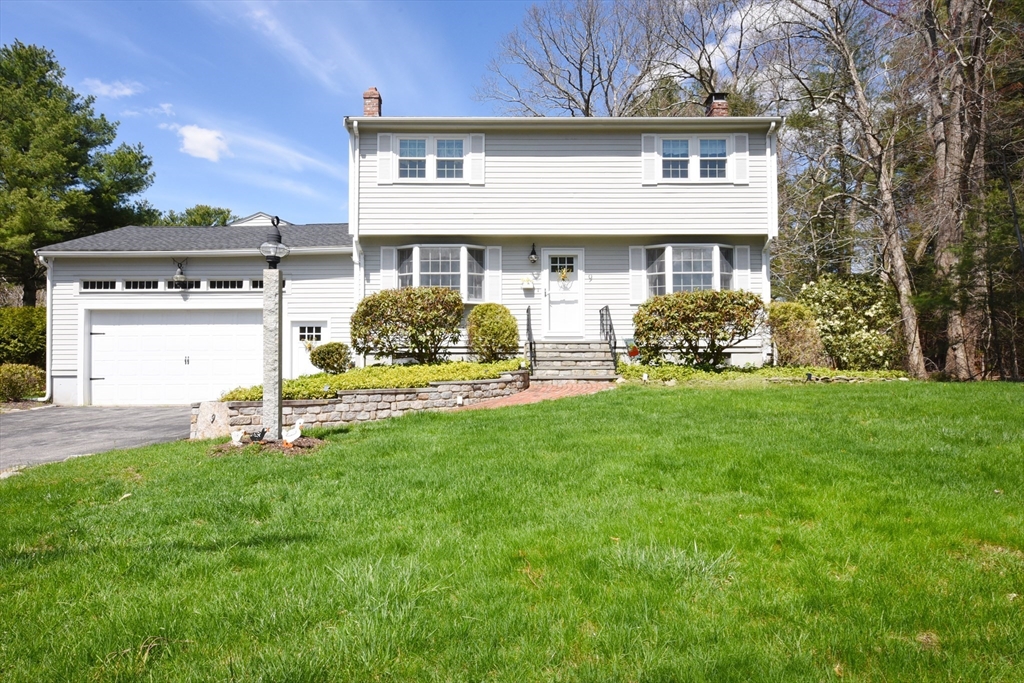 9 Hermosa Dr, Easton, Massachusetts, 3 Bedrooms Bedrooms, 7 Rooms Rooms,2 BathroomsBathrooms,Residential,For Sale,Hermosa Dr,73505668