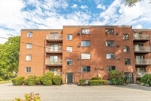 295 Main St, Reading, Massachusetts, 1 Bedroom Bedrooms, 3 Rooms Rooms,1 BathroomBathrooms,Residential Lease,For Rent,Main St,73512386