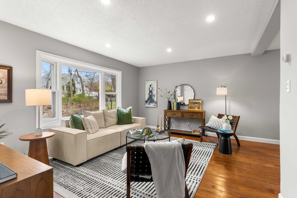 357 Boylston St, Lowell, Massachusetts, 3 Bedrooms Bedrooms, 5 Rooms Rooms,1.5 BathroomsBathrooms,Residential,For Sale,Boylston St,73506660
