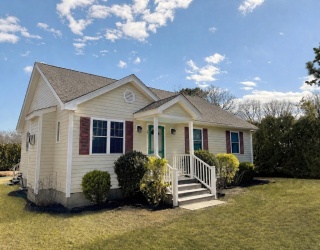 34 Tenth St S, Edgartown, Massachusetts, 3 Bedrooms Bedrooms, 5 Rooms Rooms,2 BathroomsBathrooms,Residential,For Sale,Tenth St S,73512163