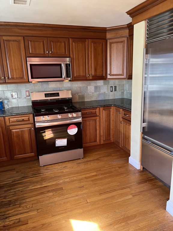 5 Munroe St, Newburyport, Massachusetts, 2 Bedrooms Bedrooms, 6 Rooms Rooms,2.5 BathroomsBathrooms,Residential Lease,For Rent,Munroe St,73512191