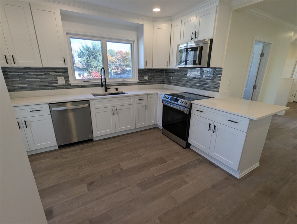 296 Fulton St, Medford, Massachusetts, 5 Bedrooms Bedrooms, 9 Rooms Rooms,2.5 BathroomsBathrooms,Residential Lease,For Rent,Fulton St,73512446