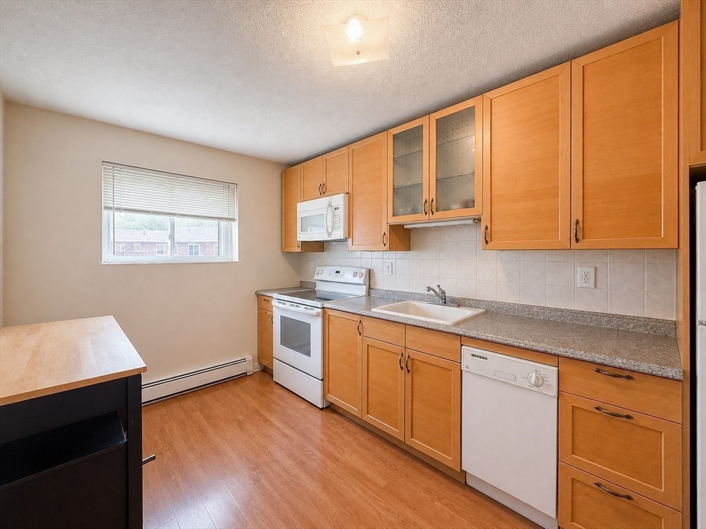 28 Westgate Rd, Boston, Massachusetts, 1 Bedroom Bedrooms, 3 Rooms Rooms,1 BathroomBathrooms,Residential Lease,For Rent,Westgate Rd,73512702