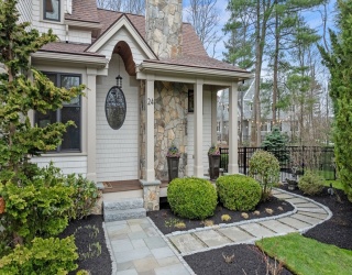 24 Whitehall Cir, Beverly, Massachusetts, 3 Bedrooms Bedrooms, 12 Rooms Rooms,4.5 BathroomsBathrooms,Residential,For Sale,Whitehall Cir,73512649