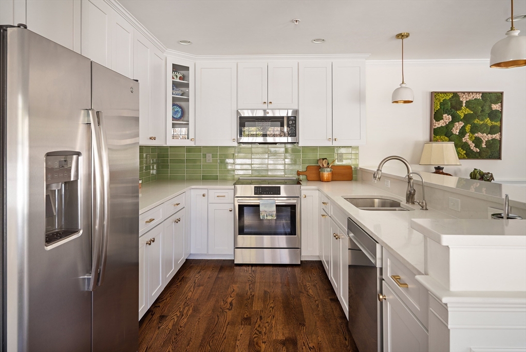 42 Pleasant St, Stoneham, Massachusetts, 2 Bedrooms Bedrooms, 6 Rooms Rooms,2.5 BathroomsBathrooms,Residential,For Sale,Pleasant St,73512382