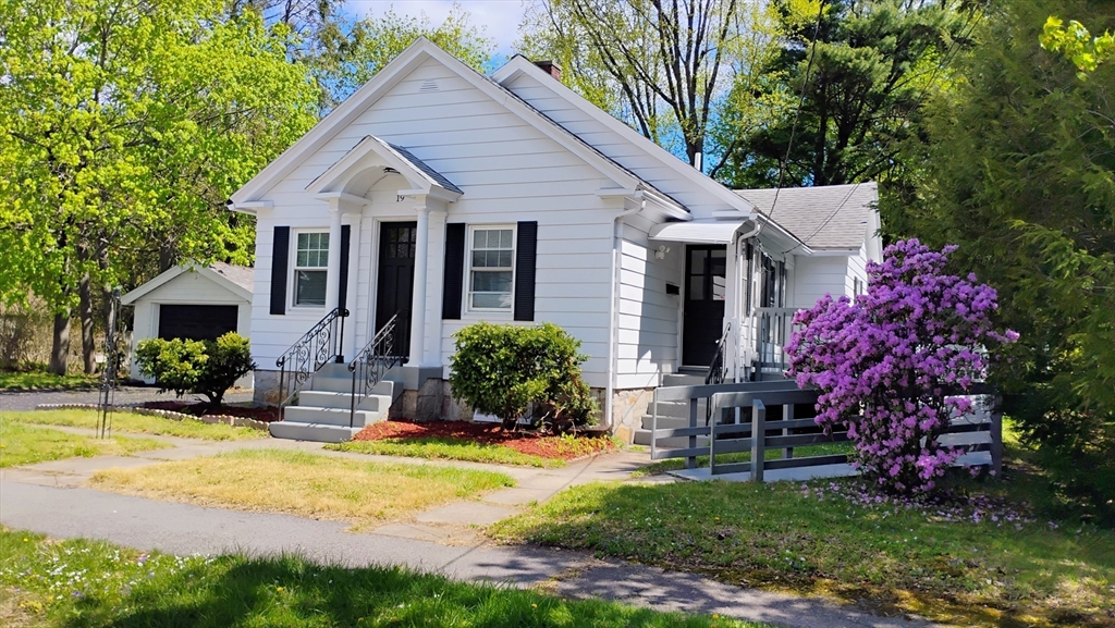 19 Healy Rd, Worcester, Massachusetts, 2 Bedrooms Bedrooms, 5 Rooms Rooms,1 BathroomBathrooms,Residential,For Sale,Healy Rd,73512553