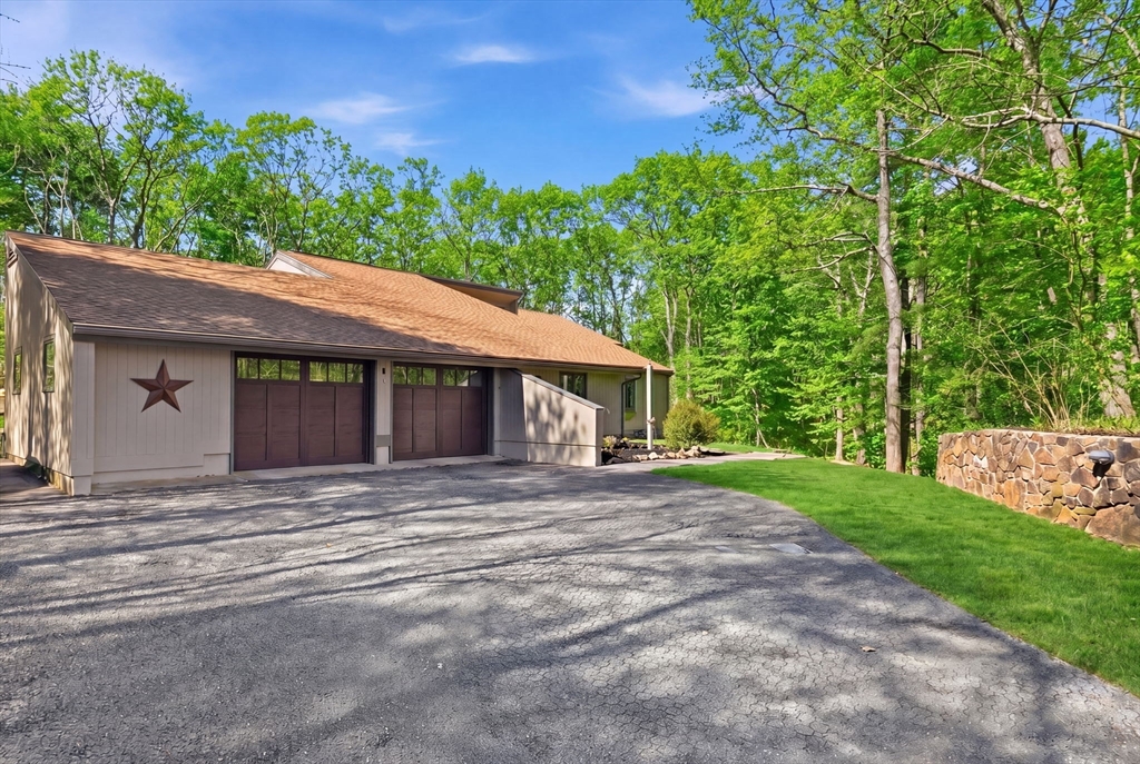 40 Kennel Hill Drive, Beverly, Massachusetts, 4 Bedrooms Bedrooms, 9 Rooms Rooms,3.5 BathroomsBathrooms,Residential,For Sale,Kennel Hill Drive,73512773