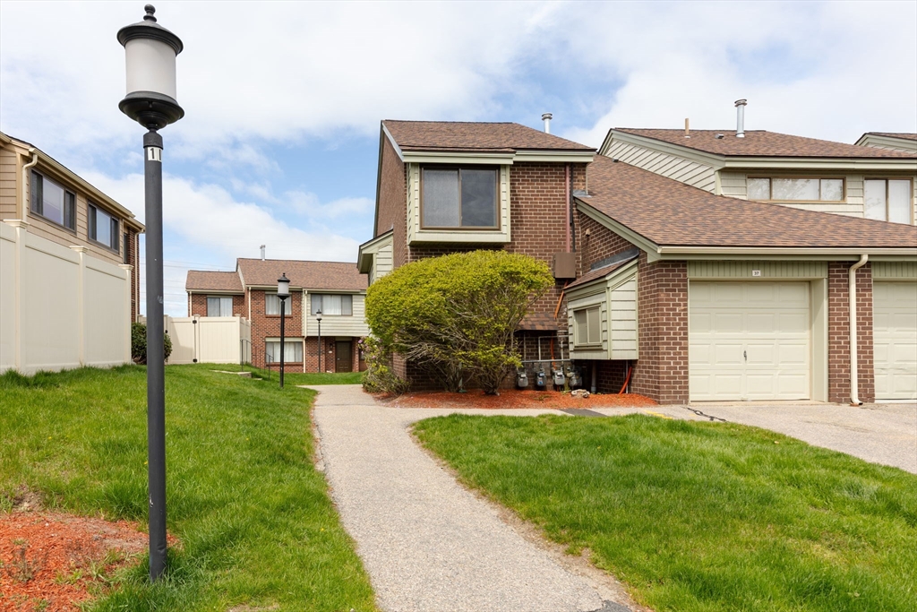37 Elderwood Drive, Stoughton, Massachusetts, 3 Bedrooms Bedrooms, 7 Rooms Rooms,2.5 BathroomsBathrooms,Residential,For Sale,Elderwood Drive,73512804