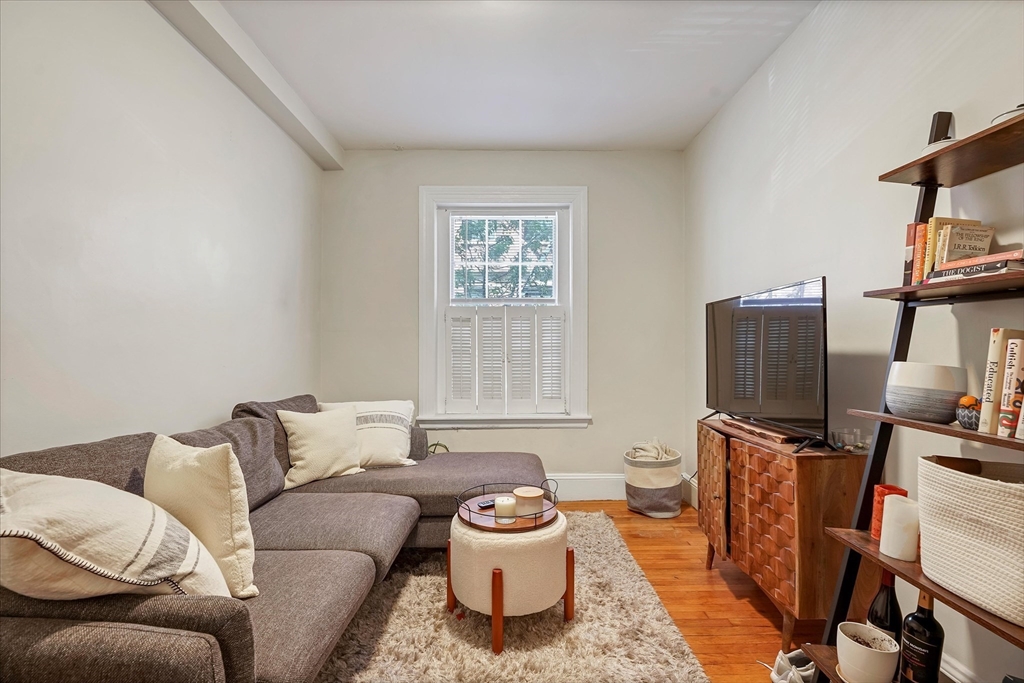 130 Myrtle St, Boston, Massachusetts, 1 Bedroom Bedrooms, 3 Rooms Rooms,1 BathroomBathrooms,Residential Lease,For Rent,Myrtle St,73512814