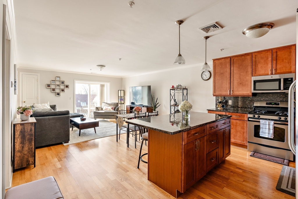 179 Park Street, Medford, Massachusetts, 2 Bedrooms Bedrooms, 5 Rooms Rooms,2 BathroomsBathrooms,Residential,For Sale,Park Street,73491500