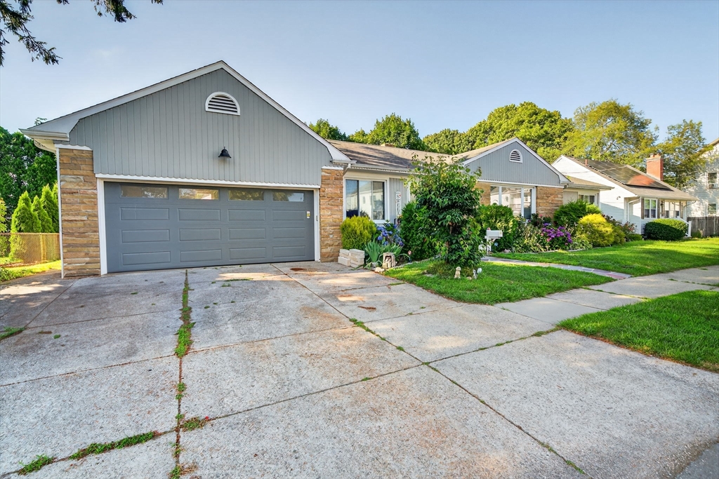 511 Bedford St, New Bedford, Massachusetts, 3 Bedrooms Bedrooms, 6 Rooms Rooms,1.5 BathroomsBathrooms,Residential,For Sale,Bedford St,73405212