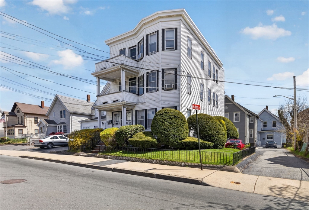 19 Bradford St, Everett, Massachusetts, 6 Bedrooms Bedrooms, 15 Rooms Rooms,3 BathroomsBathrooms,Residential Income,For Sale,Bradford St,73512849