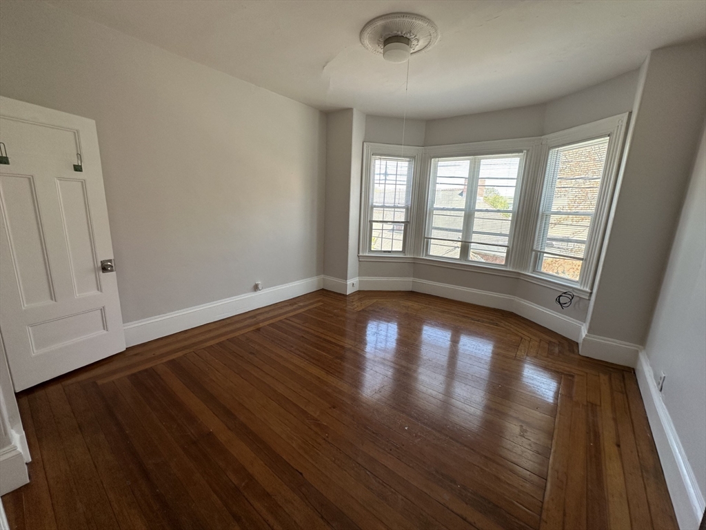 52 Summer, Malden, Massachusetts, 2 Bedrooms Bedrooms, 4 Rooms Rooms,1 BathroomBathrooms,Residential Lease,For Rent,Summer,73512856