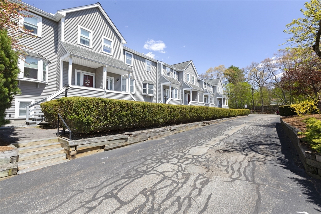 3 Summerville Rd, Foxboro, Massachusetts, 2 Bedrooms Bedrooms, 5 Rooms Rooms,1.5 BathroomsBathrooms,Residential,For Sale,Summerville Rd,73512878