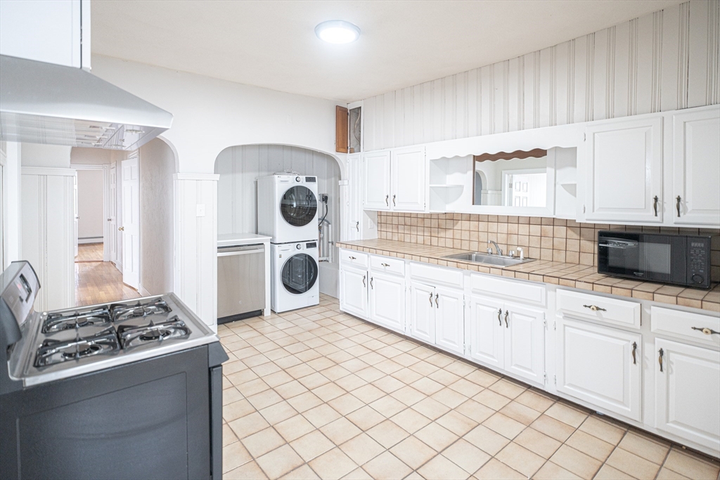 21 Ford, Boston, Massachusetts, 4 Bedrooms Bedrooms, 6 Rooms Rooms,1 BathroomBathrooms,Residential Lease,For Rent,Ford,73512919