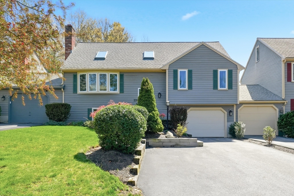 229 Comfort St, Bridgewater, Massachusetts, 2 Bedrooms Bedrooms, 6 Rooms Rooms,2.5 BathroomsBathrooms,Residential,For Sale,Comfort St,73507369