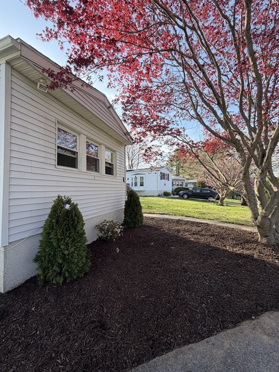 7 Chestnut St, Rockland, Massachusetts, 2 Bedrooms Bedrooms, 4 Rooms Rooms,1.5 BathroomsBathrooms,Residential,For Sale,Chestnut St,73513082