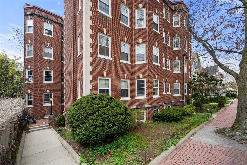 61 Garfield St, Cambridge, Massachusetts, 2 Bedrooms Bedrooms, 5 Rooms Rooms,2 BathroomsBathrooms,Residential,For Sale,Garfield St,73506427