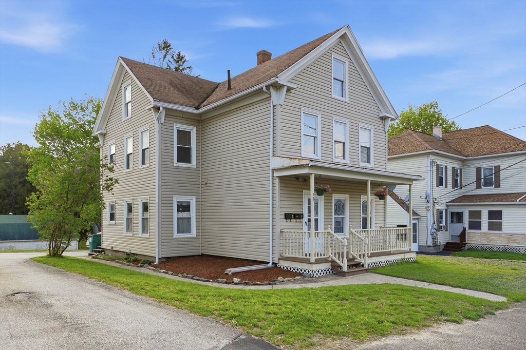 12 Whitcomb Street, Webster, Massachusetts, 4 Bedrooms Bedrooms, 10 Rooms Rooms,2 BathroomsBathrooms,Residential Income,For Sale,Whitcomb Street,73513092