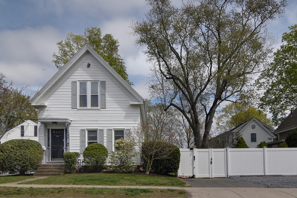 10 Forest Ave, Natick, Massachusetts, 3 Bedrooms Bedrooms, 7 Rooms Rooms,1.5 BathroomsBathrooms,Residential,For Sale,Forest Ave,73513079