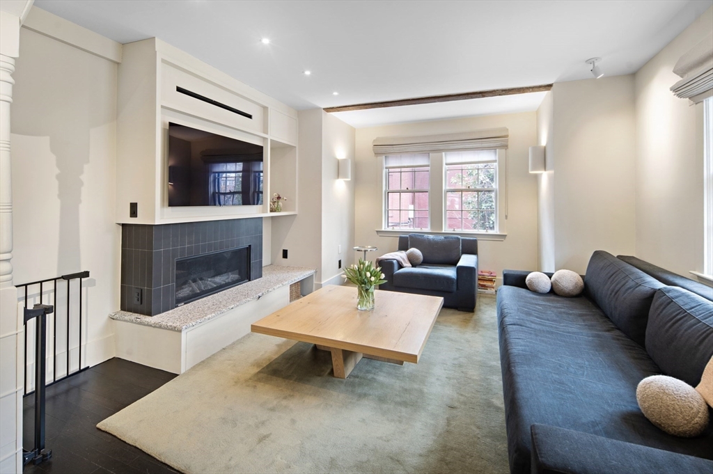 25 Harvard Square, Boston, Massachusetts, 3 Bedrooms Bedrooms, 9 Rooms Rooms,2.5 BathroomsBathrooms,Residential,For Sale,Harvard Square,73513132