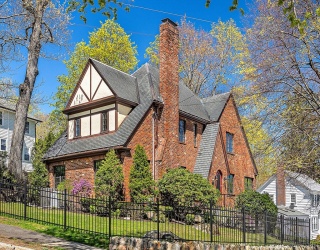 51 Fairfield St, Newton, Massachusetts, 4 Bedrooms Bedrooms, 7 Rooms Rooms,2.5 BathroomsBathrooms,Residential,For Sale,Fairfield St,73513016