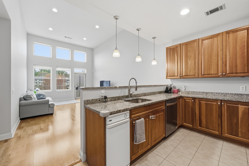 3 Harvest Dr, North Andover, Massachusetts, 2 Bedrooms Bedrooms, 6 Rooms Rooms,2 BathroomsBathrooms,Residential,For Sale,Harvest Dr,73513657