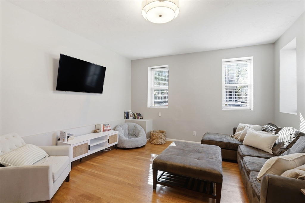252 E Street, Boston, Massachusetts, 3 Bedrooms Bedrooms, 5 Rooms Rooms,2 BathroomsBathrooms,Residential,For Sale,E Street,73513508
