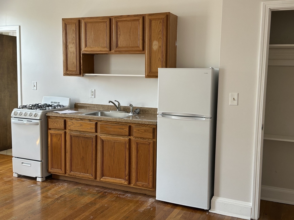 68 Summer, Malden, Massachusetts, 2 Rooms Rooms,1 BathroomBathrooms,Residential Lease,For Rent,Summer,73513716